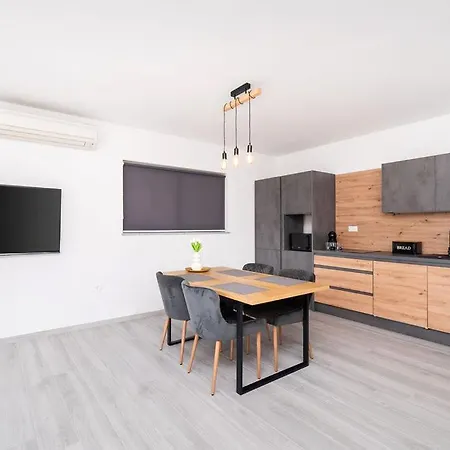 Grubisic - - Parking Included Шибеник