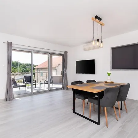 Grubisic - - Parking Included