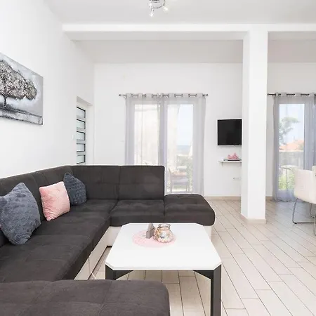 Grubisic - - Parking Included