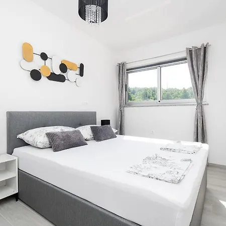 Grubisic - - Parking Included Sibenik