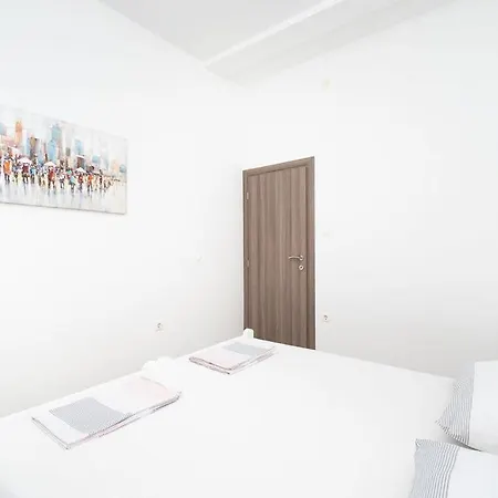 Grubisic - - Parking Included بيت ضيافة
