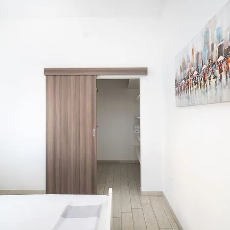 Grubisic - - Parking Included Гостевой дом Шибеник