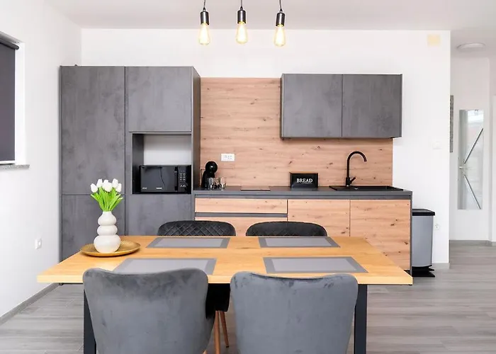 Grubisic - - Parking Included Guest house