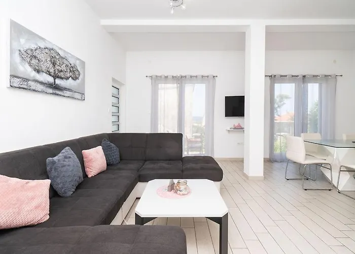 Grubisic - - Parking Included