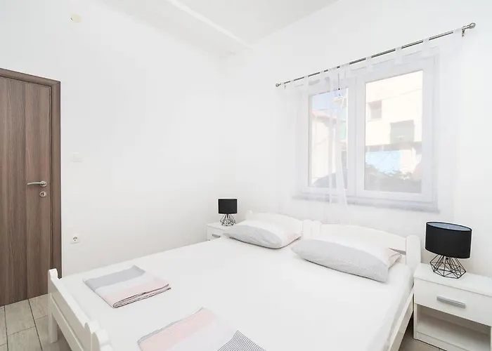 Grubisic - - Parking Included Guest house