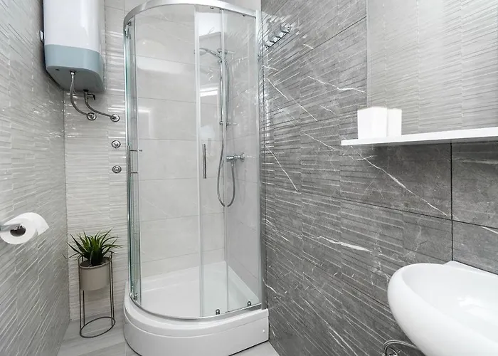 Grubisic - - Parking Included Guest house