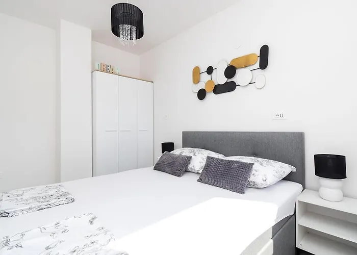 Grubisic - - Parking Included Guest house